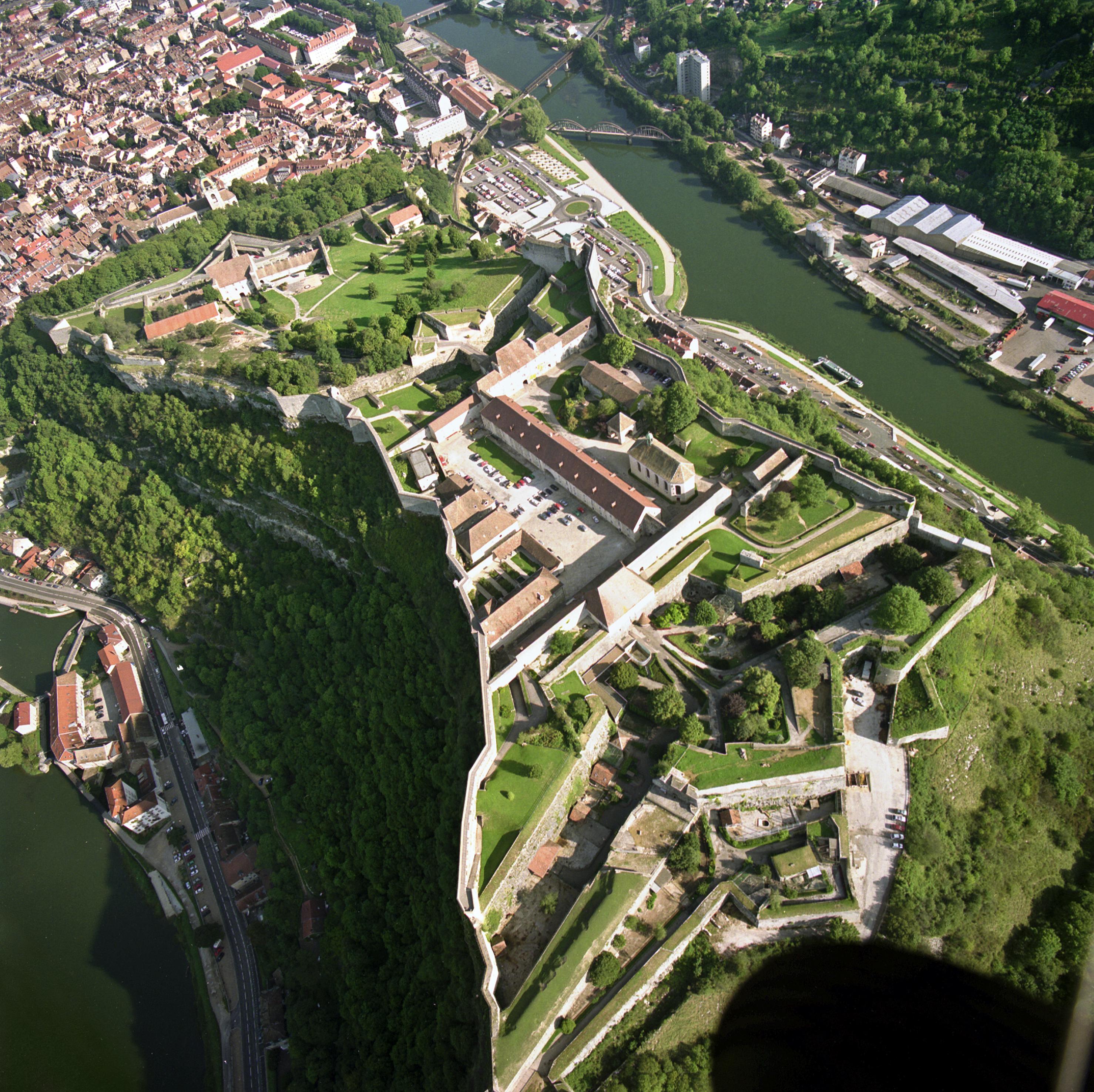 Ibis Besancon Centre La City Bagian luar foto